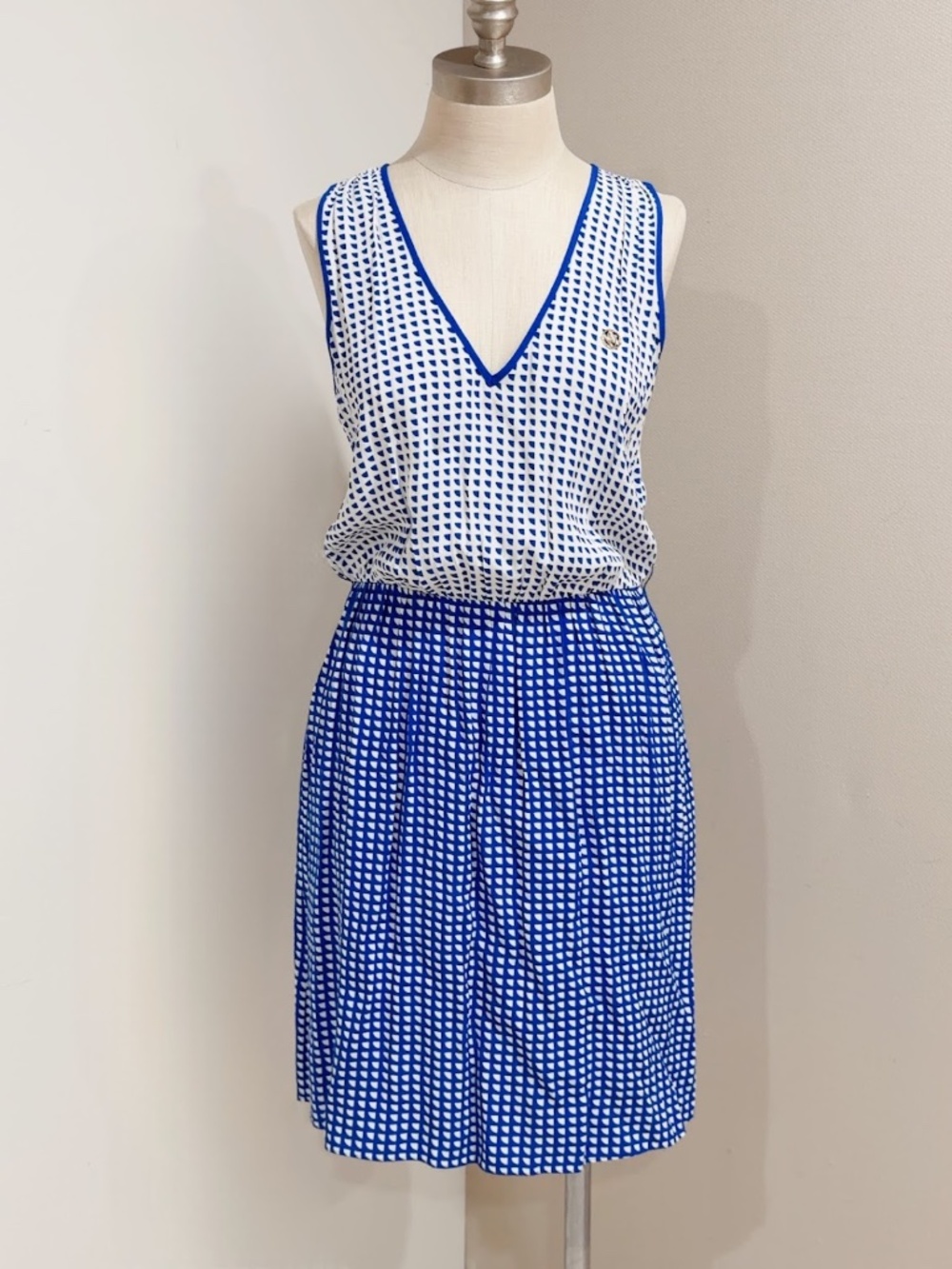 Armani Jeans Women's Blue and White Patterned Sleeveless V-neck Dress Size 4